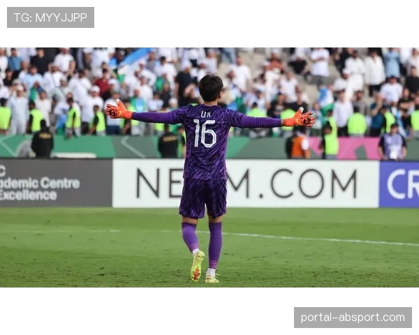 特写：世界杯预选赛，新加坡门将扑出韩国队点球后的怒吼